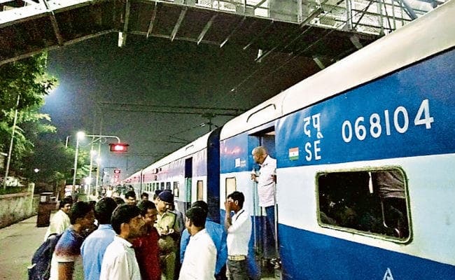 मुरी : ट्रेन में सांप की अफवाह से मची अफरातफरी