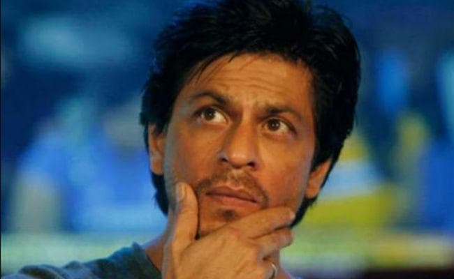 शाहरुख खान की एक झलक पाने का इंतजार करता रहा फैन, फिर काट लिया गला!