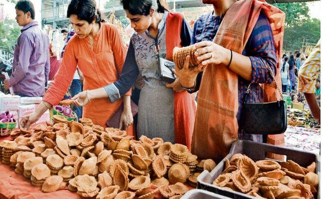 दीपक, घरौंदा व मूर्तियों से पटा बाजार