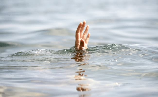 मछली पकड़ने के जाल में फंसी बच्ची, मछुआरे ने सोचा गुडिया है फिर...