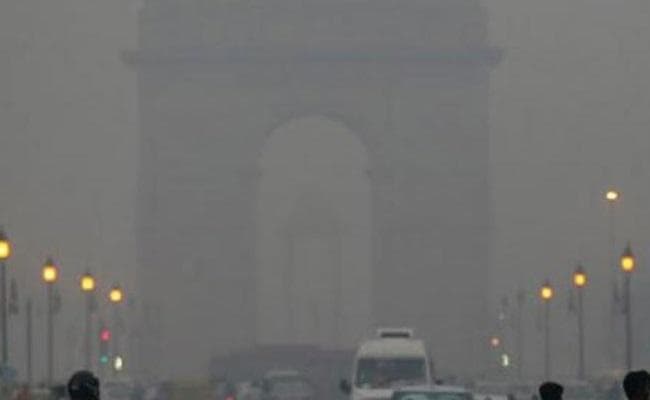 पर्यावरण मंत्रालय के बाहर प्रदर्शन, जानें कितने खतरनाक स्तर पर पहुंचा प्रदूषण