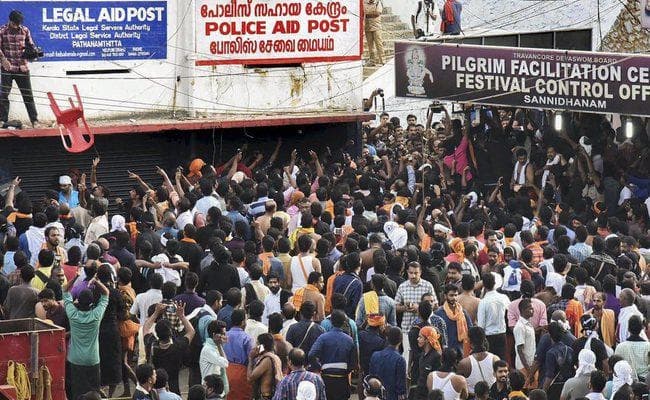 प्रदर्शनकारियों ने महिलाओं को सबरीमाला में प्रवेश से रोका, टीवी के कैमरामैन पर हमला