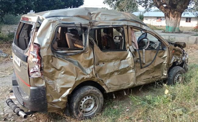 बरकट्ठा : कोलकाता से बनारस जा रही गाड़ी पुल के नीचे गिरी, 5 लोग गंभीर रूप से घायल