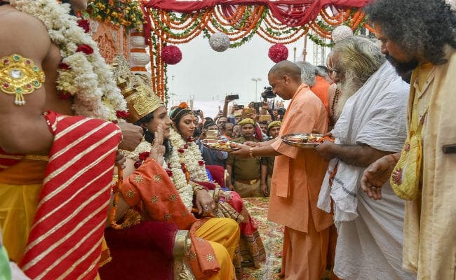 योगी की घोषणा- फैजाबाद का नाम होगा अब अयोध्या, सरयू के तट पर जले 3.35 लाख दीये