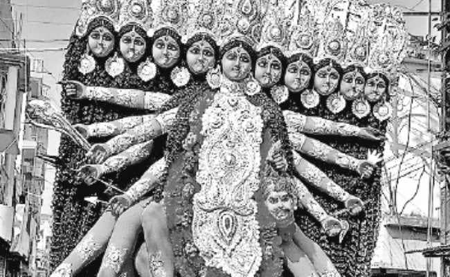 दस सिर वाली महाकाली के साथ निकली शोभायात्रा