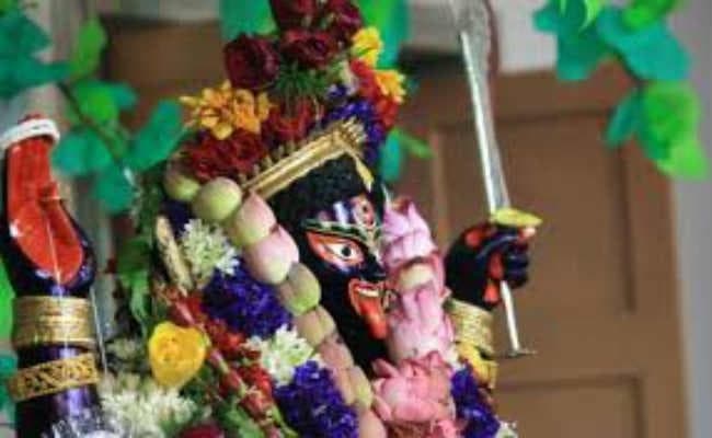 दुर्गापुर : 	मां काली की पूजा के लिए भक्तों का तांता, पंडालों में उमड़ा जनज्वार