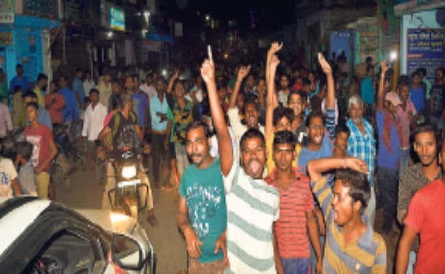 नौ जुआरी गिरफ्तार, विरोध में सड़क पर उतरे समर्थक, लगाये नारे, की आगजनी