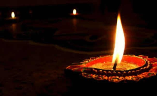 रामभक्तों ने निकाली शोभायात्रा जलाये दीप और बांटी मिठाइयां