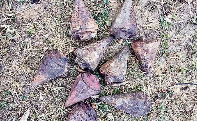 चतरा : फगुआ पहाड़ी में मिले नौ बम व कार्बाइन