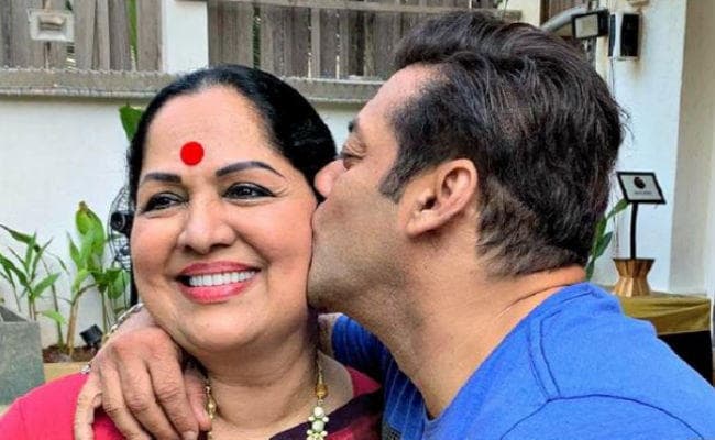 OMG : सलमान खान ने इस एक्ट्रेस की मां को कर डाला KISS