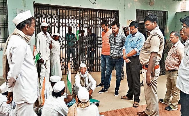 मांडर : टानाभगतों ने प्रखंड मुख्यालय के गेट पर की तालाबंदी, दिया धरना