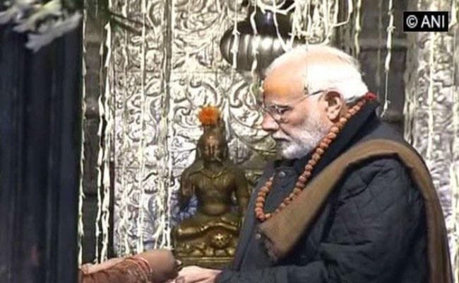 IN PICS: जवानों के साथ दिवाली मनाने के बाद पीएम मोदी पहुंचे केदारनाथ, पूजा-अर्चना की