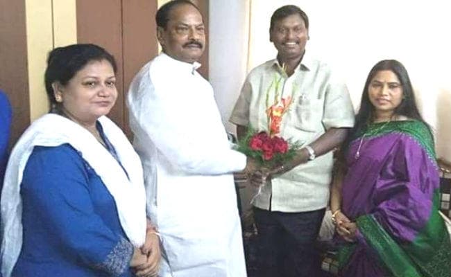 पूर्व सीएम अर्जुन मुंडा के घर पहुंचे सीएम रघुवर दास, दी दीपावली की शुभकामनाएं