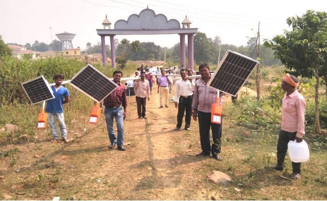 लुगुबुरु मार्ग में सोलर लाइट लगाने का कार्य हुआ शुरू, लगाये जायेंगे 100 सोलर लाइट