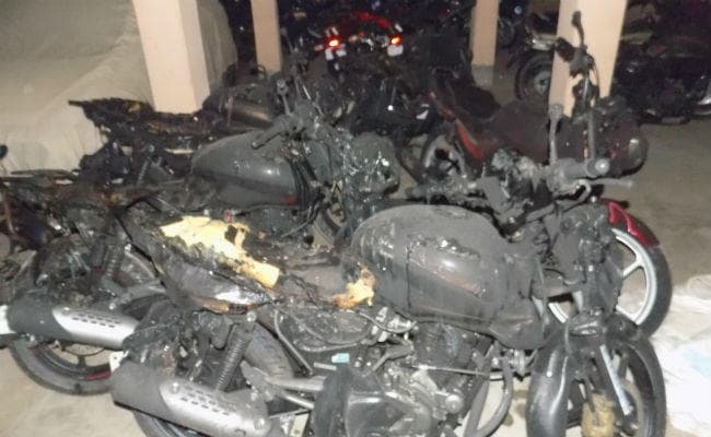 लखीसराय : बजाज शो रूम में लगी आग, लाखों की संपत्ति का नुकसान