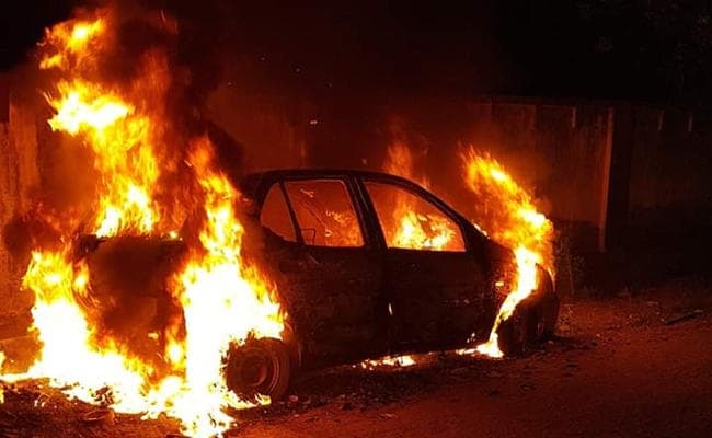 Diwali की रात बोकारो में पटाखे की चिंगारी से जलकर राख हुई कार