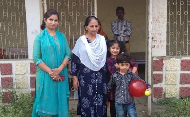 पूर्व मुख्यमंत्री के घर चोरों ने दरवाजा तोड़कर की चोरी, अब तक मौके पर नहीं पहुंची पुलिस, देखें वीडियो