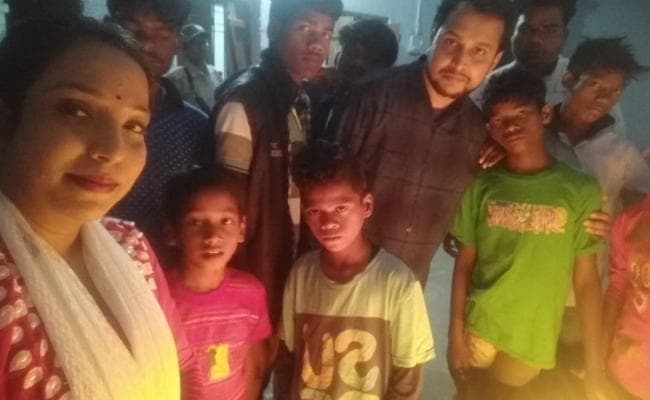 इंसानियत का ‘दीया’ जलाने अनाथ आश्रम पहुंचे रांची के युवा समाजसेवी