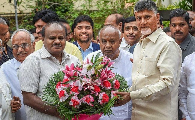 देवगौड़ा और कुमारास्वामी से मिले नायडू, कहा - देश को बचाने के लिए विपक्ष एकजुट हो