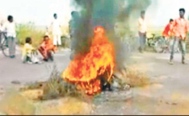 काली मंदिर में देवी के आभूषणों की चोरी से फूटा ग्रामीणों का गुस्सा, राष्ट्रीय राजपथ किया जाम, टायर जलाकर प्रदर्शन