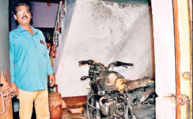घर में अकेले रहे मानसिक रोगी की करतूत से परिजन हलकान, गैस सिलिंडर से बाइक में लगा दी आग
