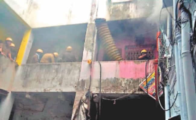 पोस्ता : दुकान में लगी आग, धुएं से दो बीमार, दो घंटे कड़ी मेहनत के बाद बुझी आग