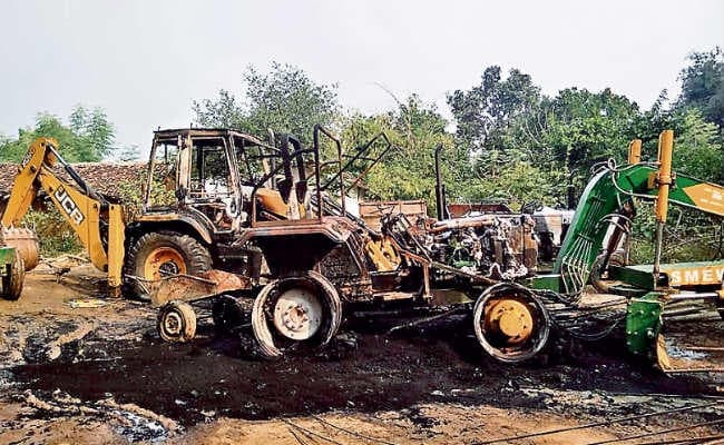 रांची : तमाड़ थाना क्षेत्र के बैतिया गांव में पीएलएफआइ ने तीन वाहनों को जलाया