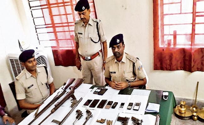 कोडरमा : झाविमो नेता के मकान से मिला हथियारों का जखीरा, नेता छोटी सोनी और भाई सुनील फरार