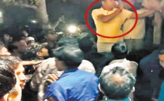 कृषि मंत्री के मंच पर चढ़ते ही लोगों ने किया विरोध, हंगामा