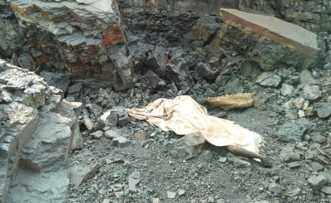 Jharia : कोयला काट रहे लोगों पर गिरा चट्टान, कई लोग दबे, तीन शव निकाले गये