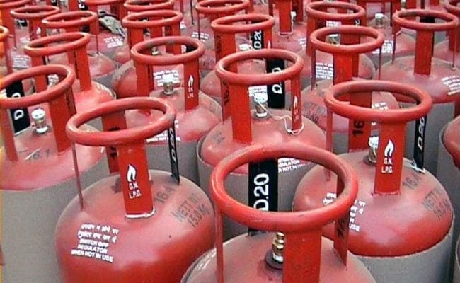 सब्सिडी वाला LPG सिलेंडर एक फिर हुआ 2 रुपये महंगा, पूरे साल में 16 रुपये से अधिक बढ़ा दाम