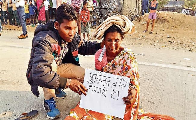 चार घंटे सड़क जाम कर बैठे रहे लोग