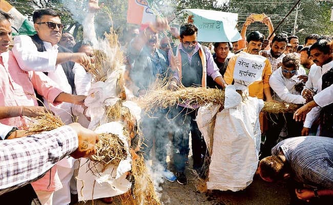 नोटबंदी के दो वर्ष पूरे होने पर सड़क पर उतरे कांग्रेसी