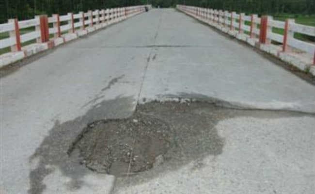 एनएच दो के गारूई पुल पर बने कई गड्ढे, बाइक तथा छोटे वाहनों के लिए कभी भी हो सकते हैं जानलेवा