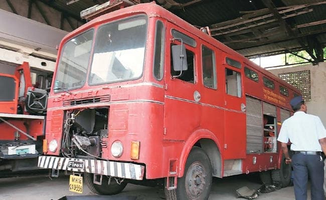 कोलकाता : कागज के गोदाम में लगी भीषण आग