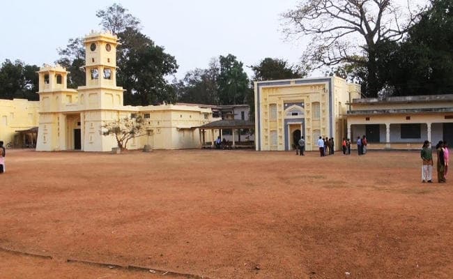 विश्वभारती विश्वविद्यालय के नवनियुक्त कुलपति विद्युत चक्रवर्ती ने अपना पदभार संभाला