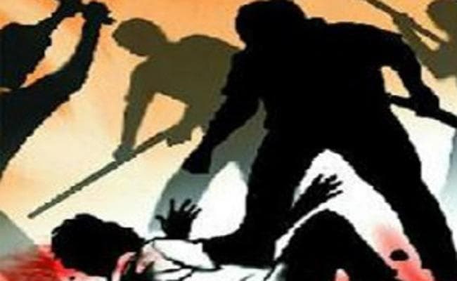 दूसरे की बाइक को अपना समझ लॉक खोलने लगे दो युवक और तभी...