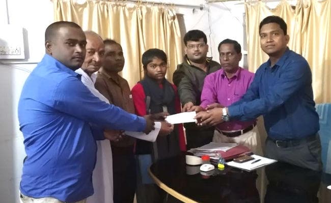 गुमला : गरीब बेटी ने पढ़ाई की लगायी गुहार, CM का दिल पसीजा, पढ़ने के लिए दिये एक लाख रुपये