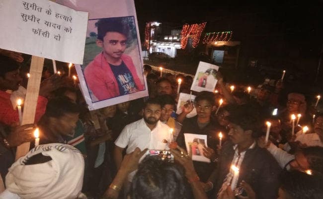 चौपारण : सुमित हत्याकांड के विरोध में निकाला गया कैंडल मार्च