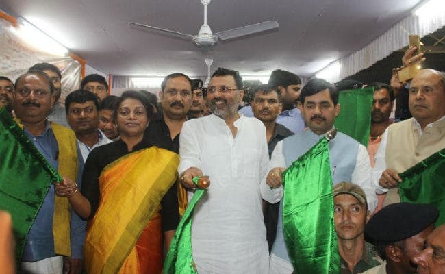 दुमका : हावड़ा से भागलपुर वाया दुमका दौड़ी कवि गुरु एक्सप्रेस, सांसद व पूर्व मंत्री ने दिखायी हरी झंडी