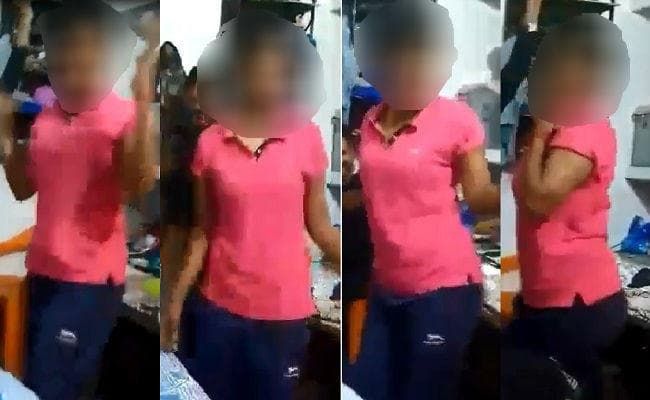 प्रशिक्षु महिला सिपाही से भोजपुरी गाने पर डांस कराते पुलिस लाइन के मुंशी का वीडियो वायरल