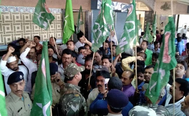 सांसद निशिकांत ने दुमका स्‍टेशन पर ट्रेन को हरी झंडी दिखायी, झामुमो का प्रदर्शन, नारेबाजी