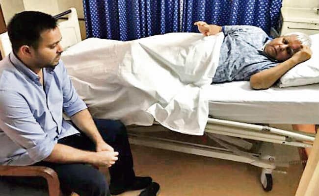 लालू से रिम्स के पेइंग वार्ड में मिले तेजस्वी, कहा- तेज का मामला निजी, परिवार सुलझाने में सक्षम