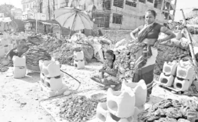 छठ महापर्व: मिट्टी के भाव बिक रहे मिट्टी के चूल्हे, समय के साथ कद्रदानों की संख्या में कमी