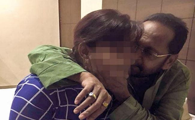 लड़की के साथ अश्लील हरकत करते जिला पार्षद का फोटो वायरल