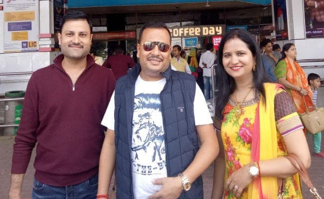 आस्था के महापर्व छठ का व्रत करने के लिए विदेश से अपने घर पहुंच रहे हैं लोग