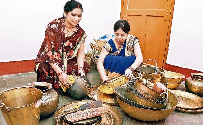 कइली बरतिया तोहारहे छठी मइया...पैसे पर भारी पड़ी आस्था, छठ मनाने लाखों रुपये खर्च कर विदेशों से पहुंच रहे घर