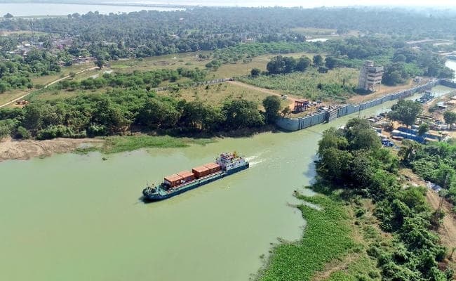 गंगा के रास्ते बंगाल से वाराणसी पहुंचा पोत, कल PM मोदी रिसीव करेंगे 16 कंटेनरों की पहली खेप