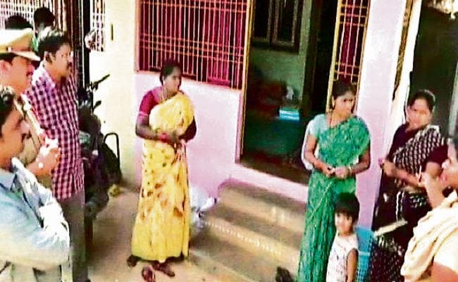 दिन में नाइटी पहनने पर लगेगा दो हजार जुर्माना, नौ महीने से दिन में नाइटी नहीं पहन रहीं हैं महिलाएं