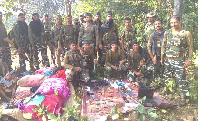 Jharkhand : चाईबासा में पुलिस और नक्सलियों के बीच मुठभेड़, कारतूस का जखीरा बरामद